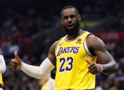 包含詹姆斯迎来七赛季出色发挥，切尔西观众热烈欢呼！观众掌声雷动的词条