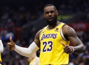 包含詹姆斯迎来七赛季出色发挥，切尔西观众热烈欢呼！观众掌声雷动的词条